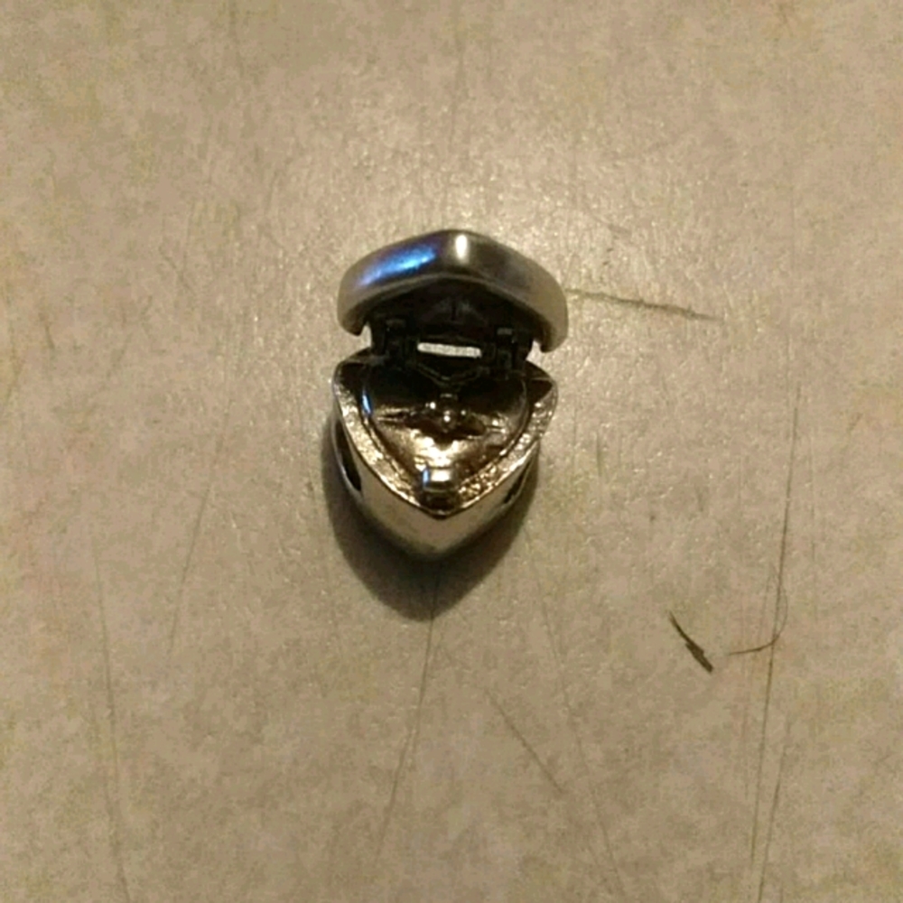 Great retired 2 toned diamond ring in heart box ch